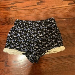 Floral print short shorts with elastic waistband